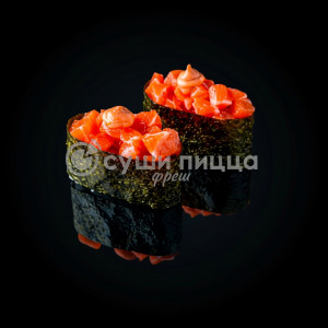 Гункан спайси с копчённым лососем